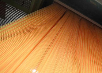 Фотография нитей в оборудовании по производству тканых обоев